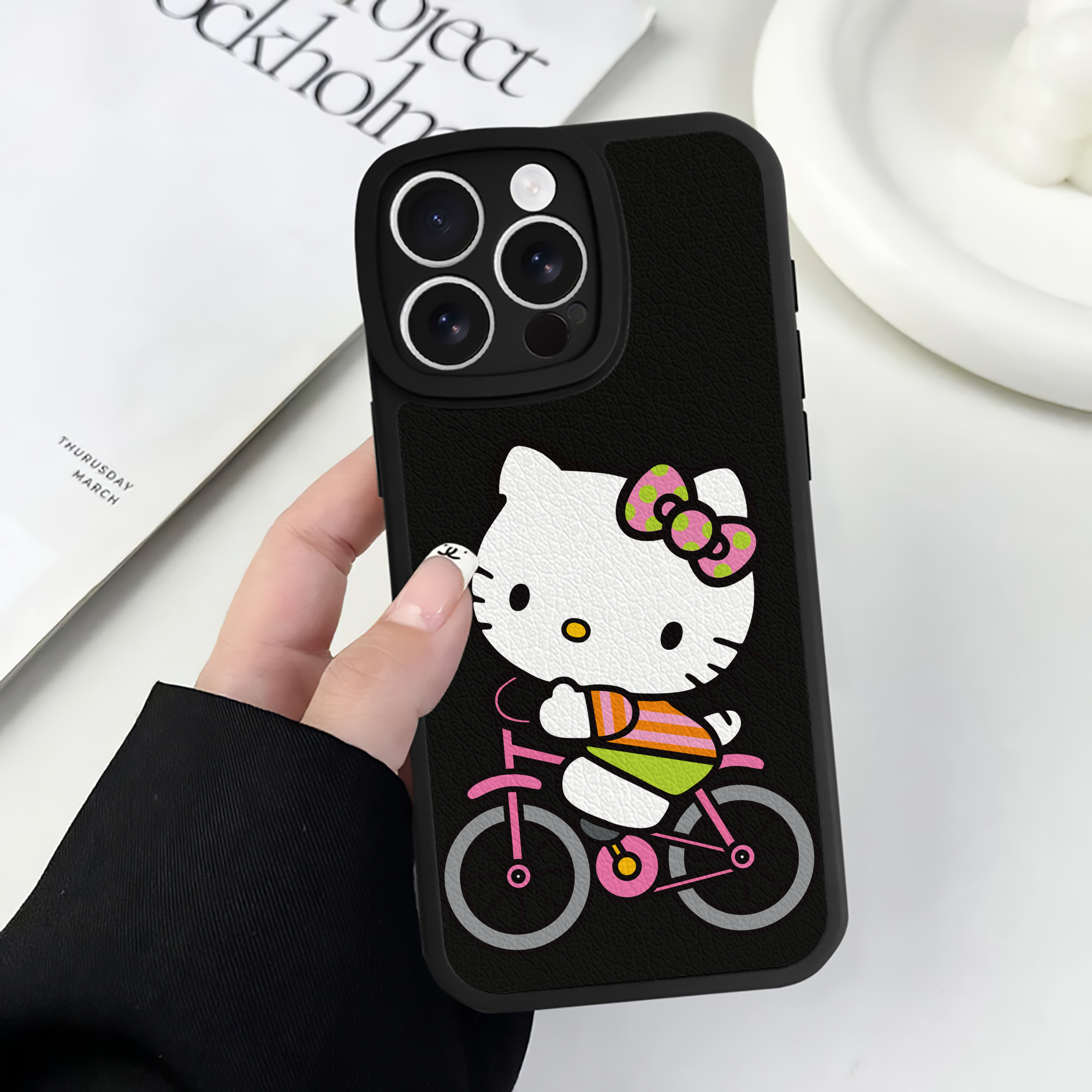 （画像用） Hello Kitty ハローキティ 【iPhone 16シリーズ対応】シリコンスマホケース（レザー調） 材質：シリコン